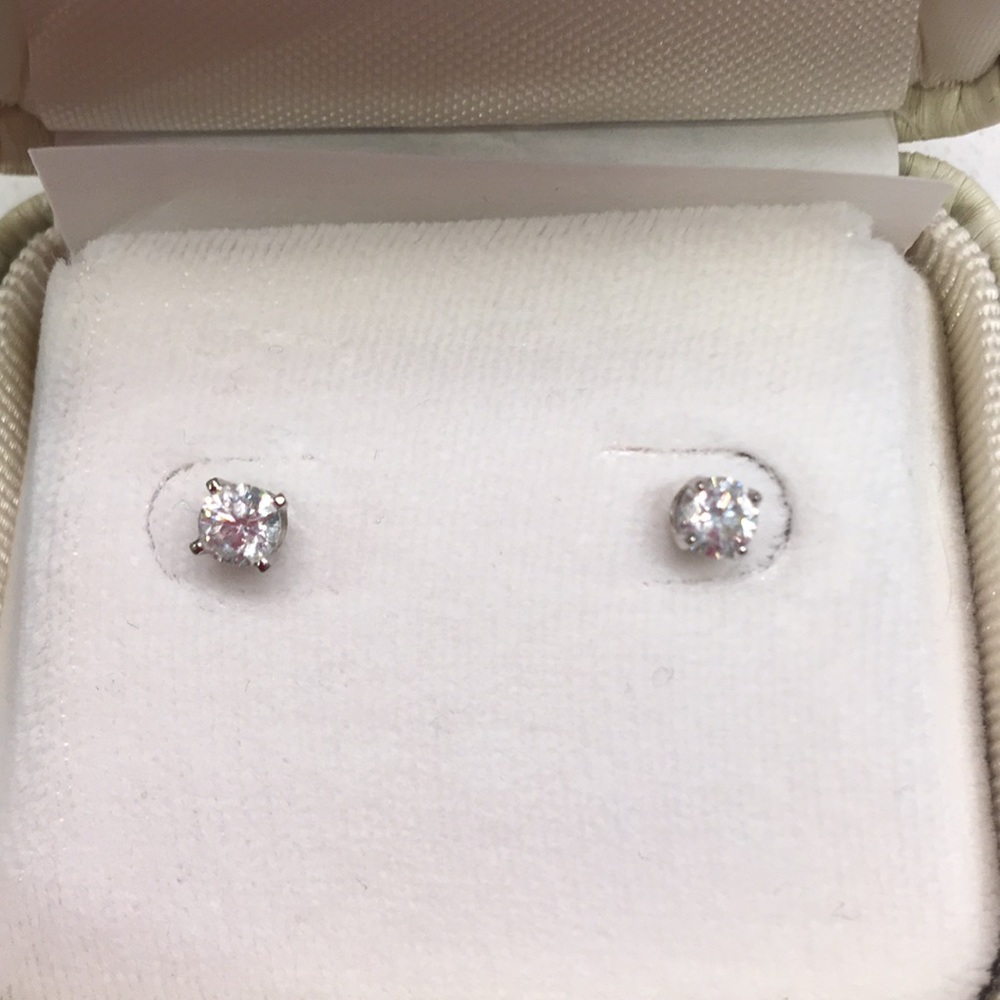 1/4 carat round solitaire diamond earrings